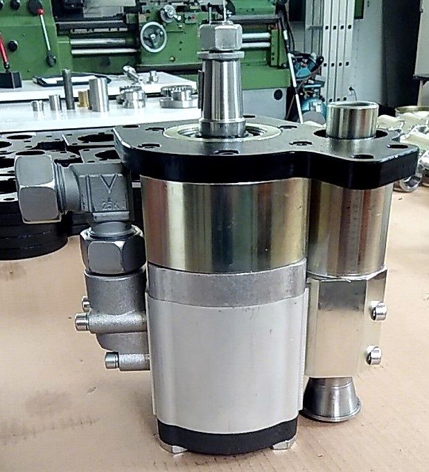 Nuffield/Leyland hydraulipumppu. Yksöispumppu (max 180 bar/40 L/min). Sopii kaikkiin malleihin, myös 3 sylinterisiin, mutta traktorin malli mainittava tilauksessa. Putket ja liittimet ja asennusohje sisältyvät hintaan. Pumppu käyttää traktorin alkuperäisiä imusuodattimia. Hinta 480 euroa (sis ALV). Postikulu lähimpään vastaanottajan toimipisteeseen Suomen alueelle 11 euroa. (Single pump for Nuffield and Leyland tractors. Uses original suction filters).