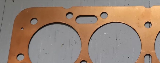 Sylinterikannen täyskuparinen tiiviste 1,25 mm 4 sylinteriseen Nuffield/Leyland moottoriin. Hinta 100 euroa (sis ALV). Tiiviste vaatii sylinteriputkien yläpään erikoiskoneistamisen ja tiivisteliiman käytön. Tarkoitettu lähinnä viritettyihin moottoreihin, joissa vakiotiiviste ei kestä. Tämä siirtää tehokkaasti lämpöä kannen ja lohkon välillä. Toimituskulu 7 euroa.