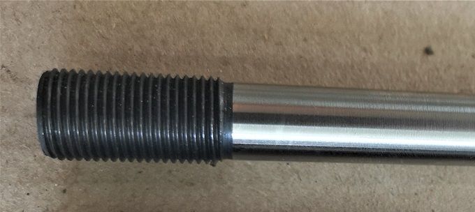 Korjauspultti sylinterikanteen (Nuffield/Leyland). Jos lohkosta on mennyt kierre, näillä pulteilla voi korjata tilanteen tekemällä lohkoon uuden M14x1,25 kierteen (nk sytytystulppakierre) entisen 1/2